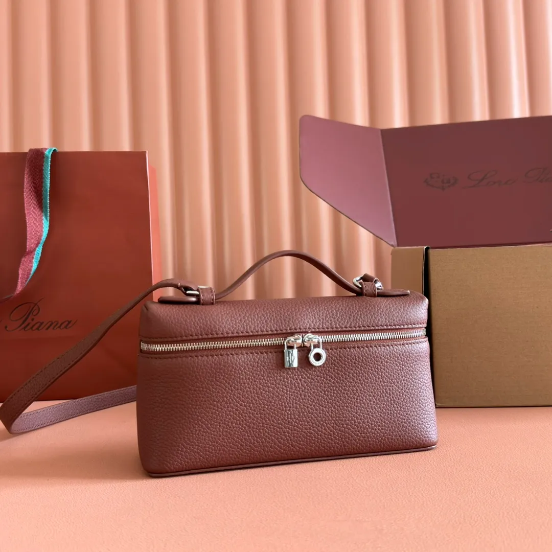 p1160💋💋💋【Original leather configuration counter complete set of packaging】 𝐋𝐨𝐫𝐨 𝐏𝐢𝐚𝐧@ Extra pocket L19 series handbag/crossbody bag, all steel, the most comfortable life is the undefined life, just like loro The material design of pian@ does not require complicated design styles. The simple and soft outline is elegant and durable, like an exquisite cosmetic case, which perfectly balances appearance and functionality. The leather is delicate and feels as soft as butter. The small bag has a large capacity. It is not only portable with a thin shoulder strap, but can also be worn cross-body. Sisters who have a special liking for minimalist style can buy it. It is simple and versatile. The simpler, the more different. Stars and Instagram celebrities are all planting it. There are two sizes of 19 cm and 27 cm. One is exquisite and casual, and the other is elegant and grand. Size: Small: length 19×width 7×height 12cm (